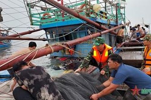 Đồn Biên phòng Roòn kịp thời ứng cứu tàu cá bị chìm trên biển