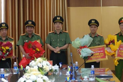 Khen thưởng các đơn vị có thành tích bắt đối tượng truy nã quốc tế