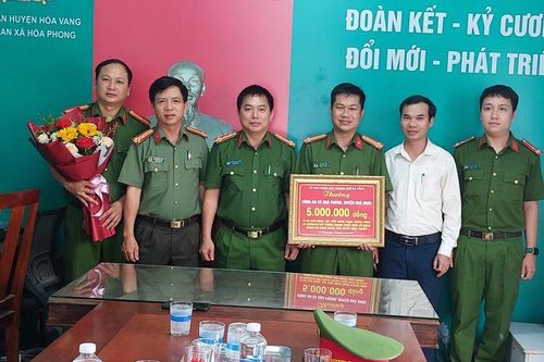 Khen thưởng Công an xã Hòa Phong