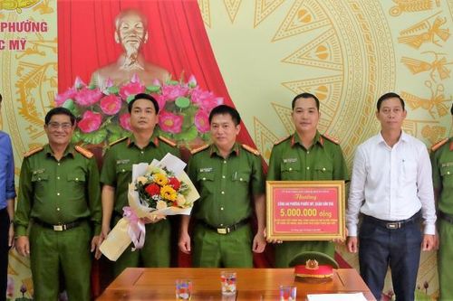 Khen thưởng CAP. Phước Mỹ về thành tích trong đấu tranh phòng, chống tội phạm ma túy