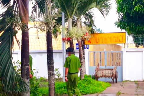 Bắt đội trưởng trại tạm giam lạm quyền trong khi thi hành công vụ