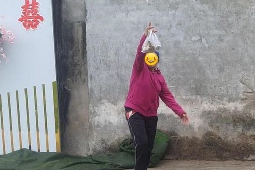 Mẹ đi ăn cỗ lấy phần, con trai có hành động đáng chê trách