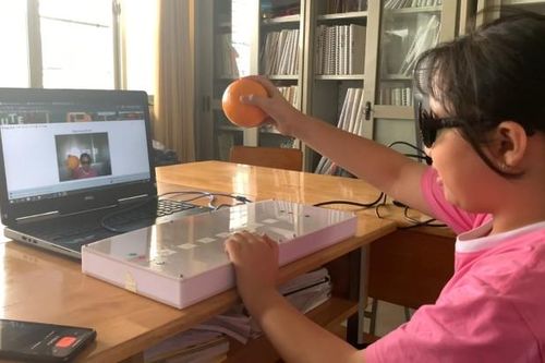 Sinh viên chế thiết bị hỗ trợ trẻ khiếm thị học chữ nổi