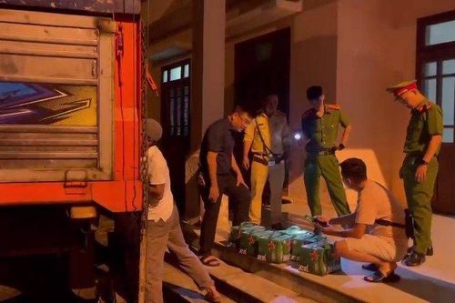 Tạm giữ ô tô vận chuyển 270 thùng bia không có hóa đơn, chứng từ