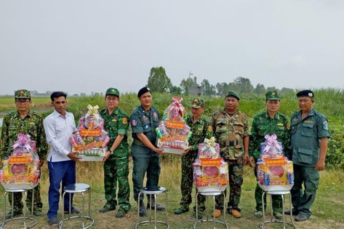 BĐBP An Giang thăm, chúc Tết Chol Chnam Thmay lực lượng bảo vệ biên giới, chính quyền và nhân dân Campuchia