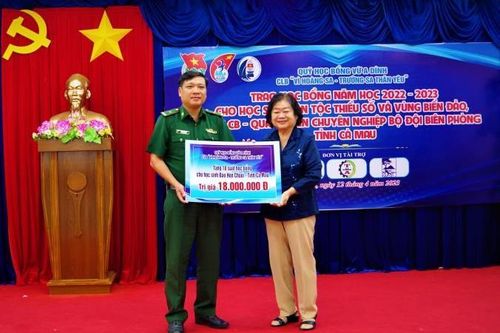 Trao học bổng Vừ A Dính cho các em học sinh khu vực biên giới biển tỉnh Cà Mau