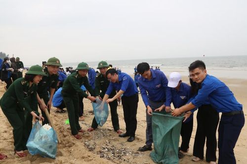 Hà Tĩnh: Hơn 600 cán bộ, chiến sĩ, đoàn viên, thanh niên tham gia làm sạch bãi biển