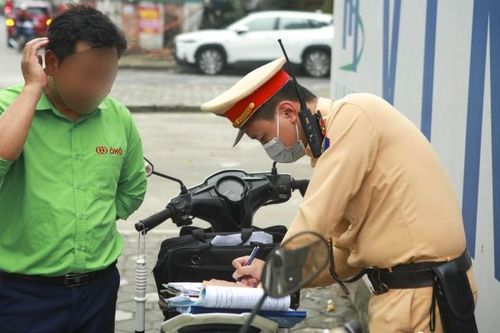 Hà Nội: Xe khách dừng đỗ, bắt khách dọc đường bị CSGT hóa trang xử lý