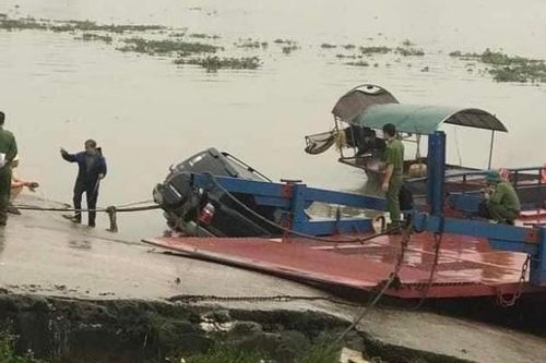 Người đàn ông tử vong trong chiếc ô tô dưới sông