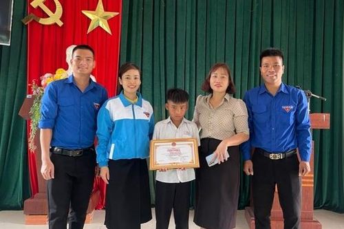 Gia Lai: Khen thưởng cậu bé lớp 4 dũng cảm cứu hai học sinh lớp 12 khỏi đuối nước