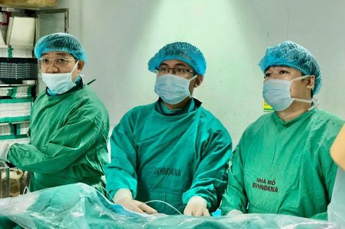 Thiếu nữ 16 tuổi mắc hẹp động mạch thận hiếm gặp