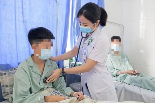 4 học sinh nhập viện sau 1 giờ hút thuốc lá điện tử