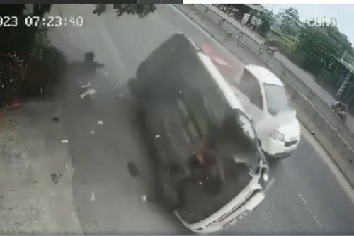 Tài xế ngủ gật, xe ô tô con lật nhào trên QL 1A