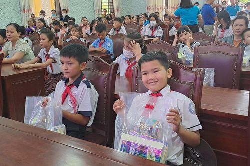 Trao 154 suất học bổng cho học sinh nghèo học giỏi huyện Quảng Điền