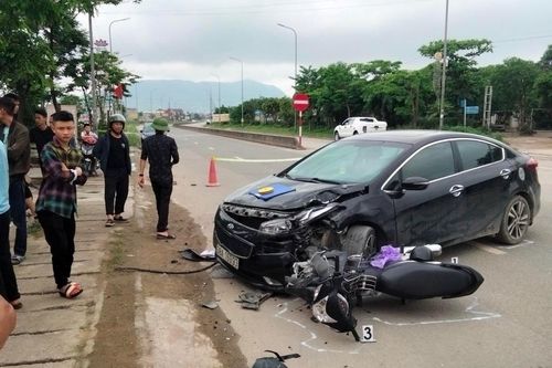Xe máy chạy tốc độ cao va chạm với ô tô khiến hai người thương vong