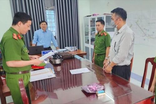 'Nổ' sắp làm Ủy viên Trung ương, lừa đảo 4,5 tỷ đồng