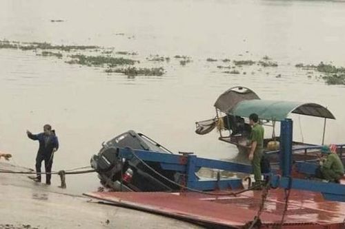 Ô tô lao xuống sông trong đêm, nam tài xế tử vong