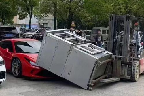 Trung Quốc: Tài xế xe nâng làm đổ lò nướng đè bẹp đầu siêu xe Ferrari