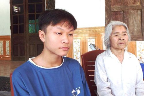 Bị bố chối bỏ, nam sinh rưng rưng khi mẹ chẳng nhận ra mình