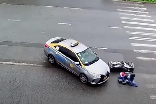 Rẽ sang đường bất cẩn, taxi đâm vào người đi xe máy giữa ngã ba