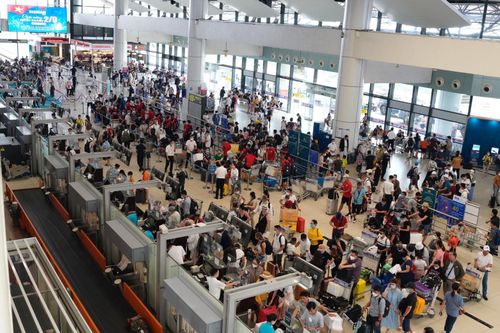 Vì sao giá vé máy bay thường xuyên tăng cao vào các dịp nghỉ lễ?