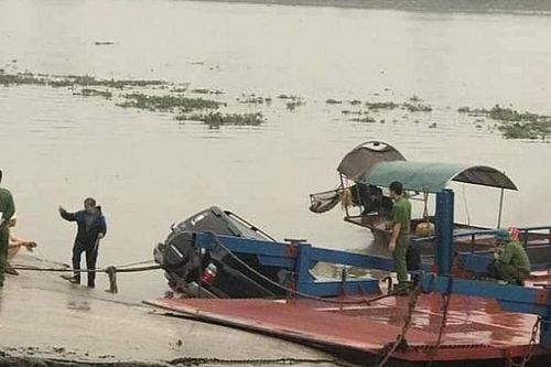 Nam Định: Ôtô 7 chỗ lao xuống sông Đáy trong đêm, lái xe tử vong