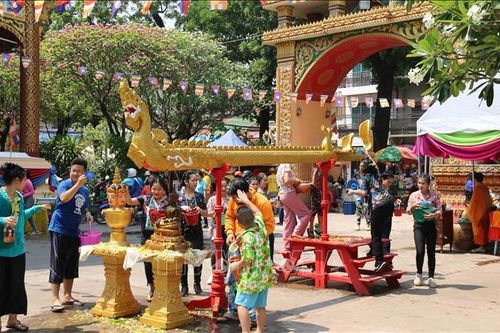 Hấp dẫn các phong tục truyền thống trong ngày Tết Bunpimay của Lào