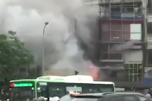 Lửa bùng phát tại tầng 2 cửa hàng bán quần áo trên phố Xã Đàn, Hà Nội