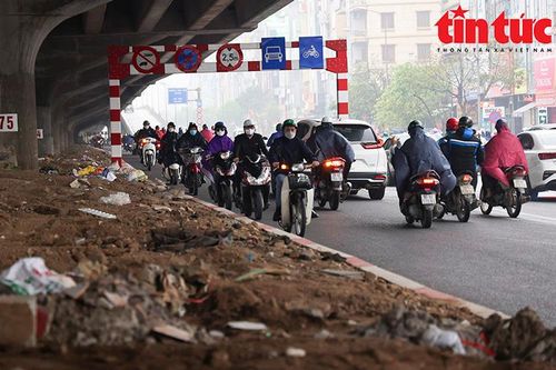 Hà Nội: Bất chấp nguy hiểm, xe máy lao ngược chiều vào làn mở rộng đường Nguyễn Xiển
