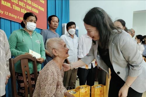 Phó Chủ tịch nước tặng quà gia đình chính sách, trao học bổng cho học sinh nghèo