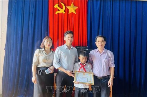 Khen thưởng học sinh lớp 4 dũng cảm cứu người bị đuối nước