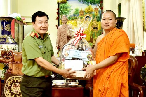 Phó Cục trưởng Cục ngoại tuyến chúc Tết Chôl Chnăm Thmây tại chùa Candaransi