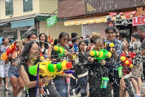 Tưng bừng không khí lễ hội Songkran tại phố Tây Khao San ở Bangkok