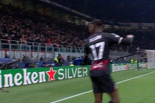 Sao Milan khiến tứ kết Champions League bị gián đoạn vì làm gãy cột cờ