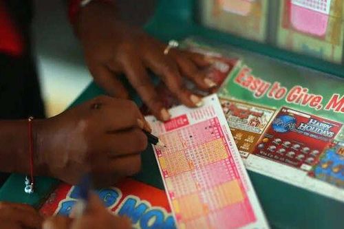 Đang khó khăn vì con gái bị ung thư, người phụ nữ bất ngờ trúng số 50 tỷ