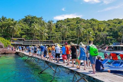Giá máy bay tăng cao dịp lễ: Nên đi du lịch theo hình thức nào để tiết kiệm chi phí?