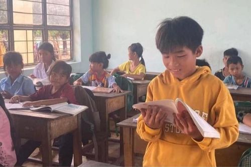 Chới với giữa dòng nước sâu, 2 học sinh may mắn được cứu sống khi 'điều kỳ diệu' xuất hiện