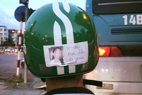 Học đòi các quán ăn, chàng xe ôm dán bảng 'chê' Hà Linh: Tưởng vậy là hay nào ngờ bị CĐM mắng té tát