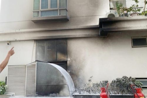 Gã đàn ông mang xăng đốt chung cư ở TP.HCM, camera ghi lại khoảnh khắc đáng sợ
