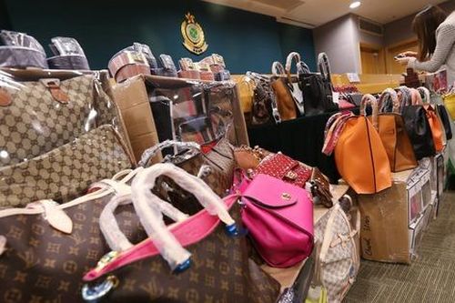 Phát hiện sự thật ê chề khi mang bán túi xách 'hàng hiệu' do bạn trai tặng