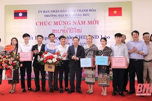 Đầm ấm Tết Bunpimay của lưu học sinh Lào tại Trường Đại học Hồng Đức