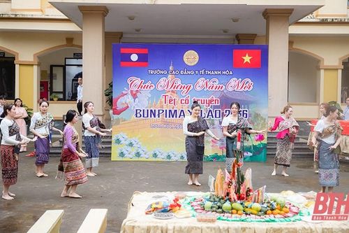 Lưu học sinh Lào tại Trường Cao đẳng Y tế Thanh Hóa đón Tết cổ truyền Bunpimay