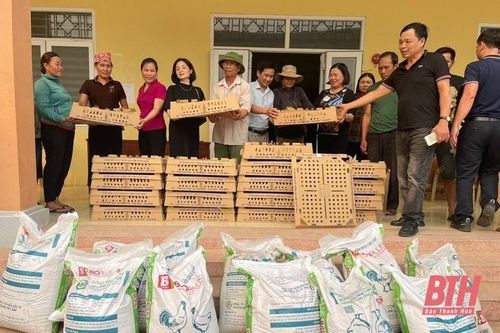 Hỗ trợ gà giống, hạt giống cho Nhân dân trên địa bàn Mường Lát