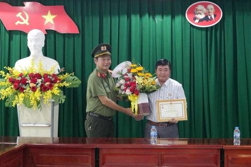 Tặng Kỷ niệm chương 'Bảo vệ an ninh Tổ quốc' cho một cá nhân của Báo Đồng Tháp
