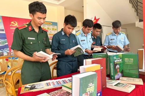 Sư đoàn Phòng không 377:: Tổ chức chương trình 'Không gian văn hóa sách và người chiến sĩ'