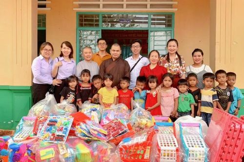 Gia Lai: Ban Hướng dẫn Phật tử tỉnh tặng quà cho học sinh mầm non