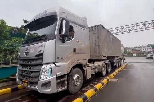 Hà Nội: Bắt giữ nhiều xe chở cát lậu quá tải trọng