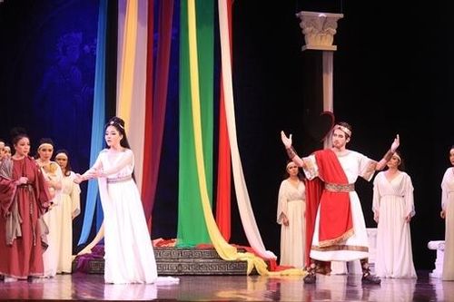 Kết hợp Đông - Tây để thu hút khán giả trẻ