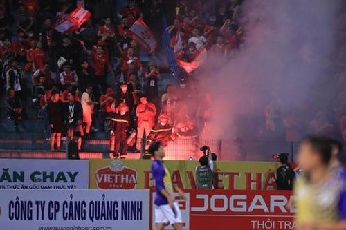 Pháo sáng lại cháy trên khán đài Hàng Đẫy