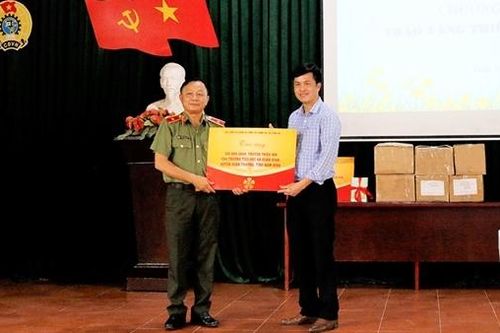 Tặng sách, thiết bị thư viện cho trường Tiểu học Xuân Vinh